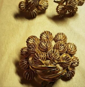 Coro Gold Brooch Textured Ribbon Spheres Design 1950s,60s